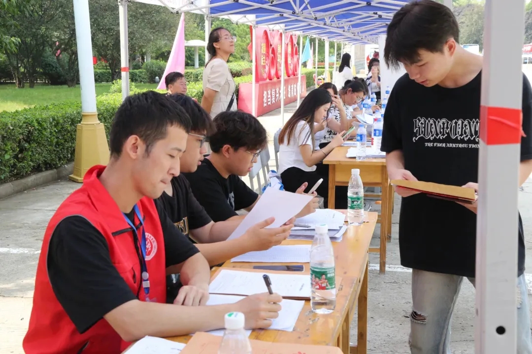 華翔學(xué)院新生報(bào)到，迎新啦！